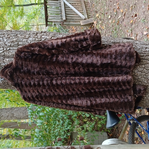 Dennis Basso Luxe faux fur coat. - Picture 4 of 13